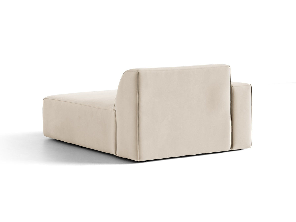 Jodie Chaiselongue von Micadoni in leichtem Beige, Venus-Samtstoff-Bezug, schwarze Kunststoffbeine, modulares Sofa-Element mit linker Ausrichtung.