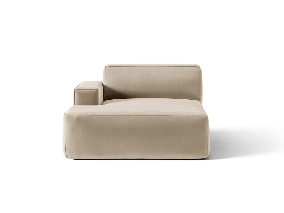 Jodie Chaiselongue von Micadoni in leichtem Beige, Venus-Samtstoff-Bezug, schwarze Kunststoffbeine, modulares Sofa-Element mit linker Ausrichtung.