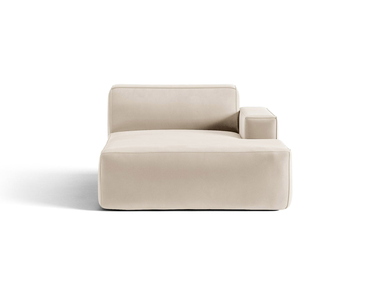 Beige Chaiselongue Jodie von Micadoni mit Samtstoff-Bezug, schwarzen Kunststoffbeinen und modularer Sofa-Bauweise, rechte Ausrichtung.