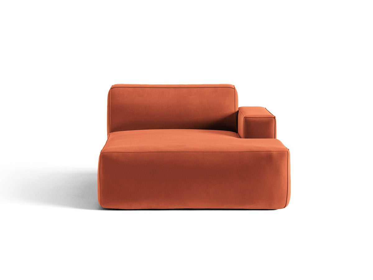 Beige Chaiselongue Jodie von Micadoni mit Samtstoff-Bezug, schwarzen Kunststoffbeinen und modularer Sofa-Bauweise, rechte Ausrichtung.