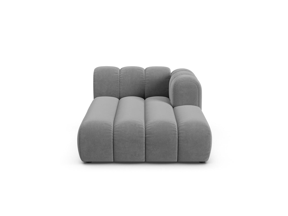 Lupine Chaiselongue von Micadoni, modulares Sofa in leichtem Beige mit Samtstoff, schwarze Kunststoffbeinen, rechte Ausrichtung.