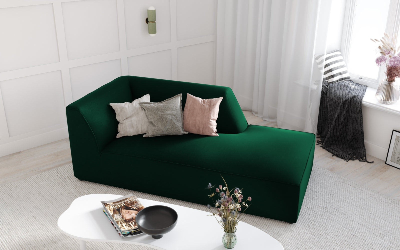 Elegantes Ruby Velour Sofa Chaise Lounge in stilvollem Rot, ideal für moderne Wohnräume, präsentiert in einer gemütlichen Atmosphäre.