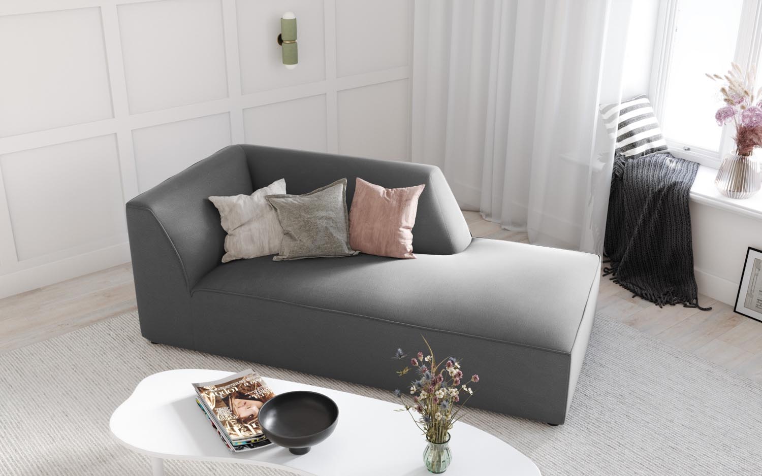 Elegantes Ruby Velour Sofa Chaise Lounge in stilvollem Design, ideal für moderne Wohnräume, präsentiert in einer ansprechenden Atmosphäre.