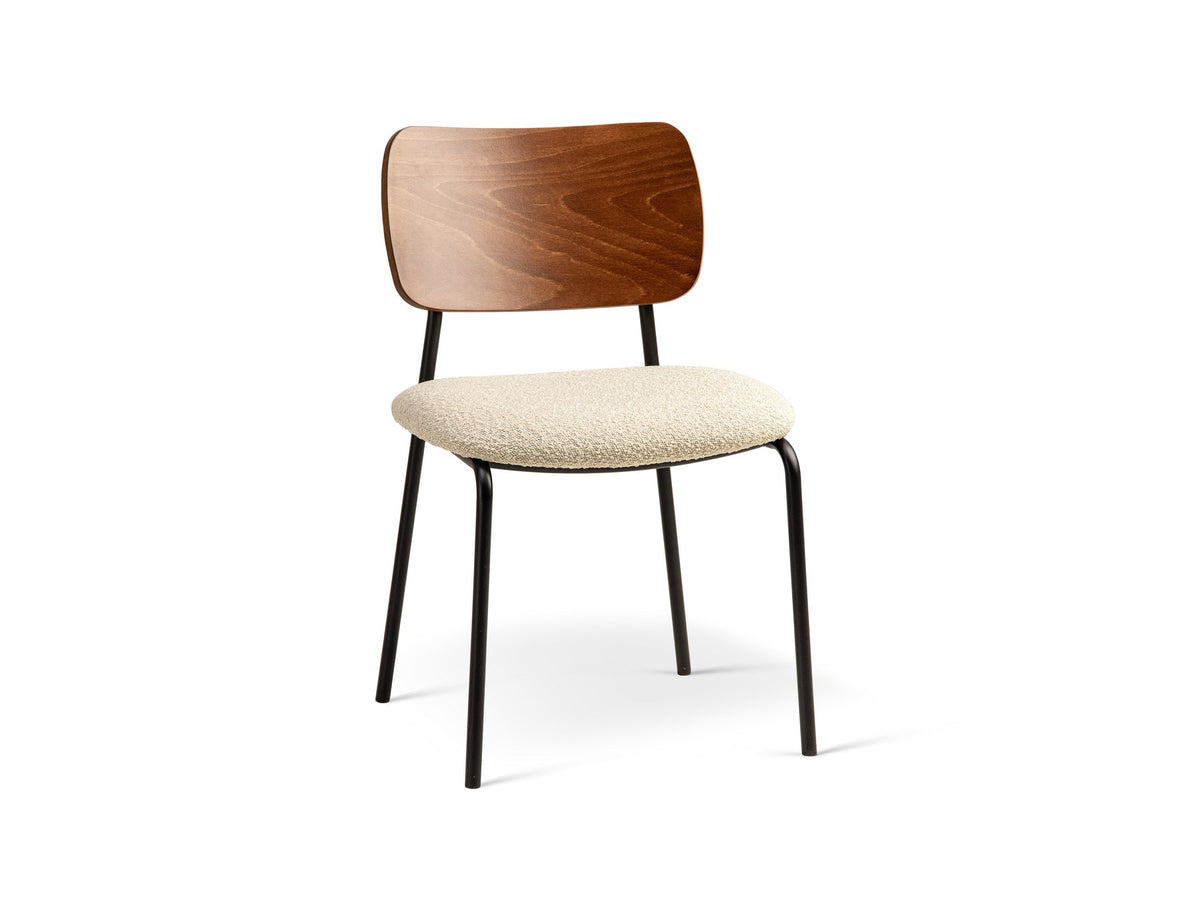 Beiger Samtstuhl mit gepolstertem Sitz aus Bouclé-Stoff, ergonomischer Rückenlehne aus Buchenholz und schwarzen Stahlbeinen im Esszimmer.