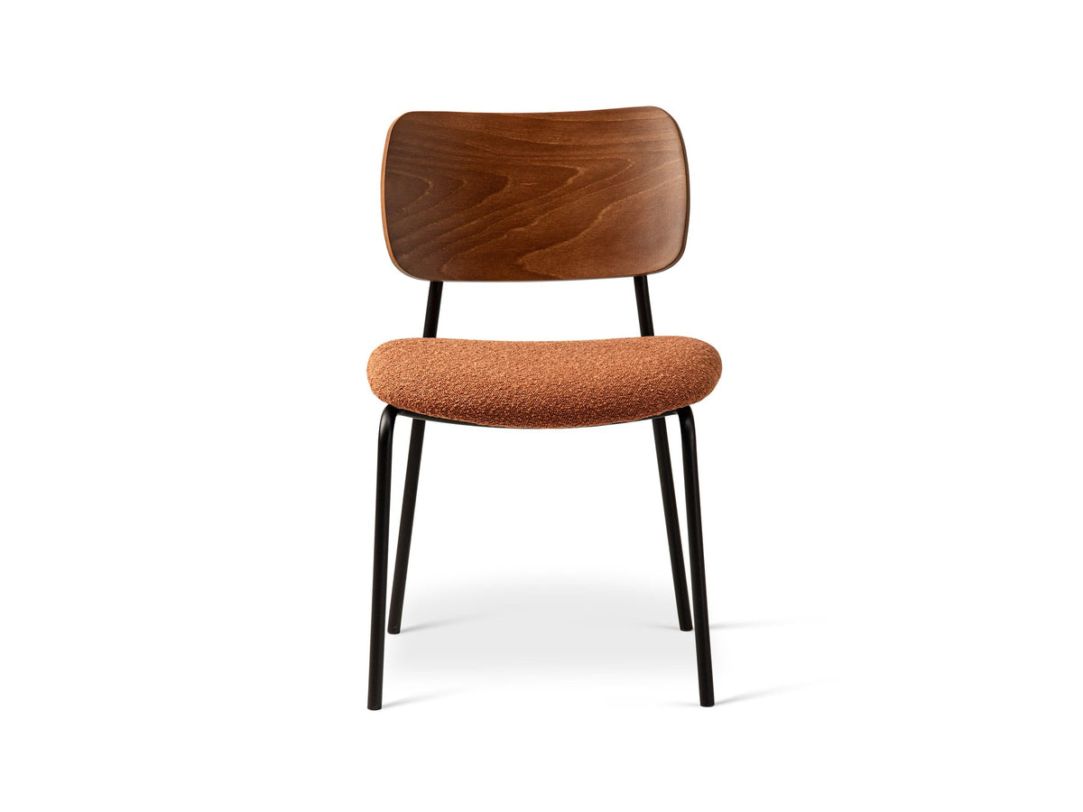 Beiger Samtstuhl mit gepolstertem Sitz aus Bouclé-Stoff, ergonomischer Rückenlehne aus Buchenholz und schwarzen Stahlbeinen im Esszimmer.