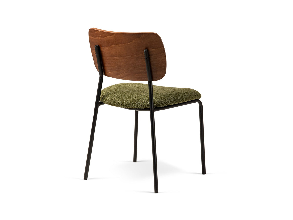 Beiger Samtstuhl mit gepolstertem Sitz aus Bouclé-Stoff, ergonomischer Rückenlehne aus Buchenholz und schwarzen Stahlbeinen im Esszimmer.