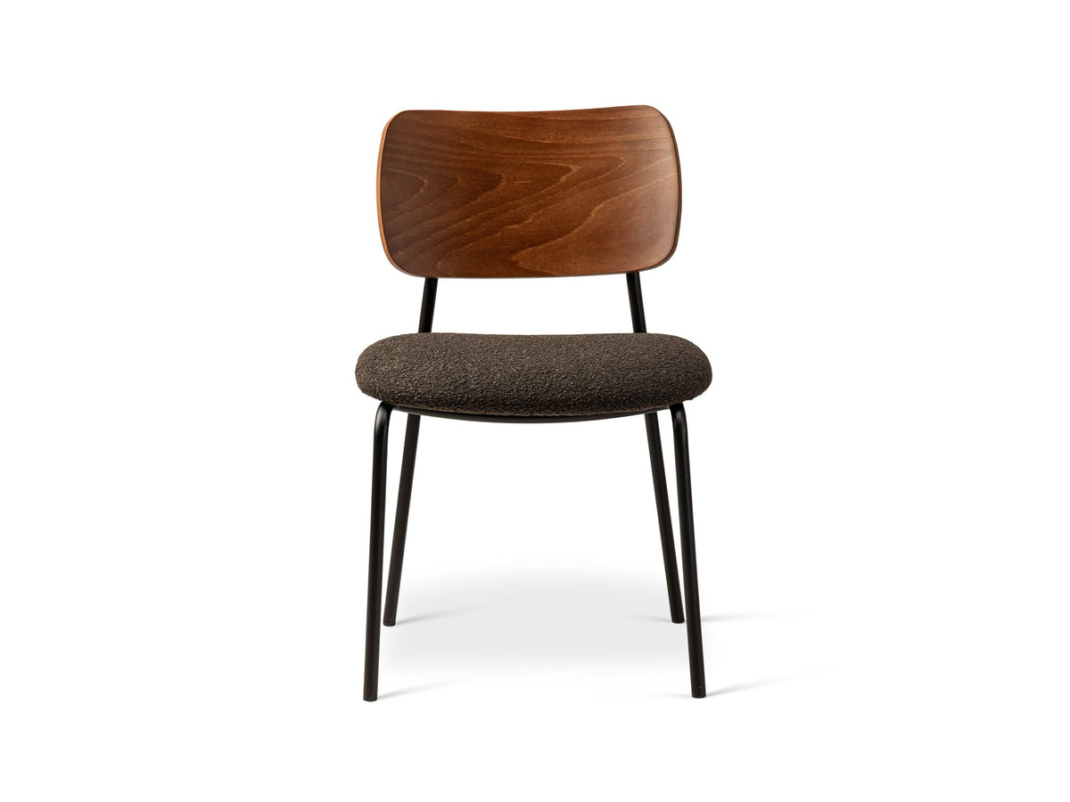 Beiger Samtstuhl mit gepolstertem Sitz aus Bouclé-Stoff, ergonomischer Rückenlehne aus Buchenholz und schwarzen Stahlbeinen im Esszimmer.