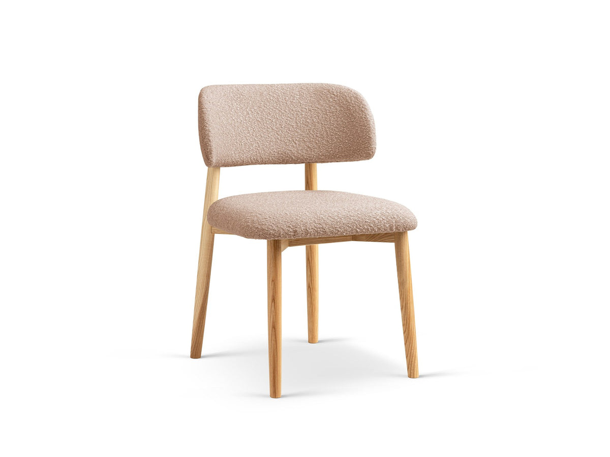Stuhl Evan von Micadoni in Beige mit strukturiertem Bouclé-Bezug, Sitz- und Rückenpolster sowie Beinen aus natürlichem Buchenholz.