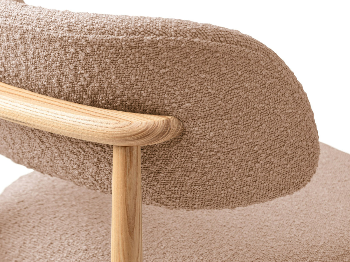 Stuhl Evan von Micadoni in Beige mit strukturiertem Bouclé-Bezug, Sitz- und Rückenpolster sowie Beinen aus natürlichem Buchenholz.