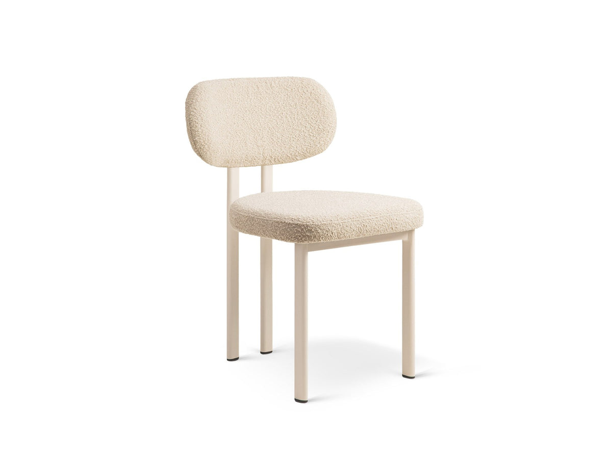 Beiger Bouclé-Stuhl Sam von Micadoni mit Stahlbeinen in Creme, gepolsterter Sitzfläche und Rückenlehne, moderne Formgebung ohne Armlehnen.
