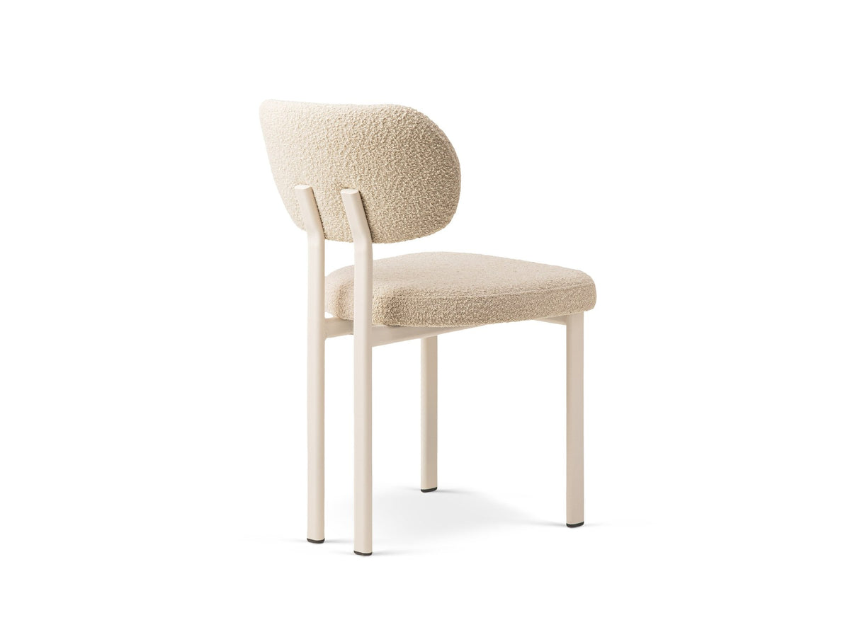 Beiger Bouclé-Stuhl Sam von Micadoni mit Stahlbeinen in Creme, gepolsterter Sitzfläche und Rückenlehne, moderne Formgebung ohne Armlehnen.