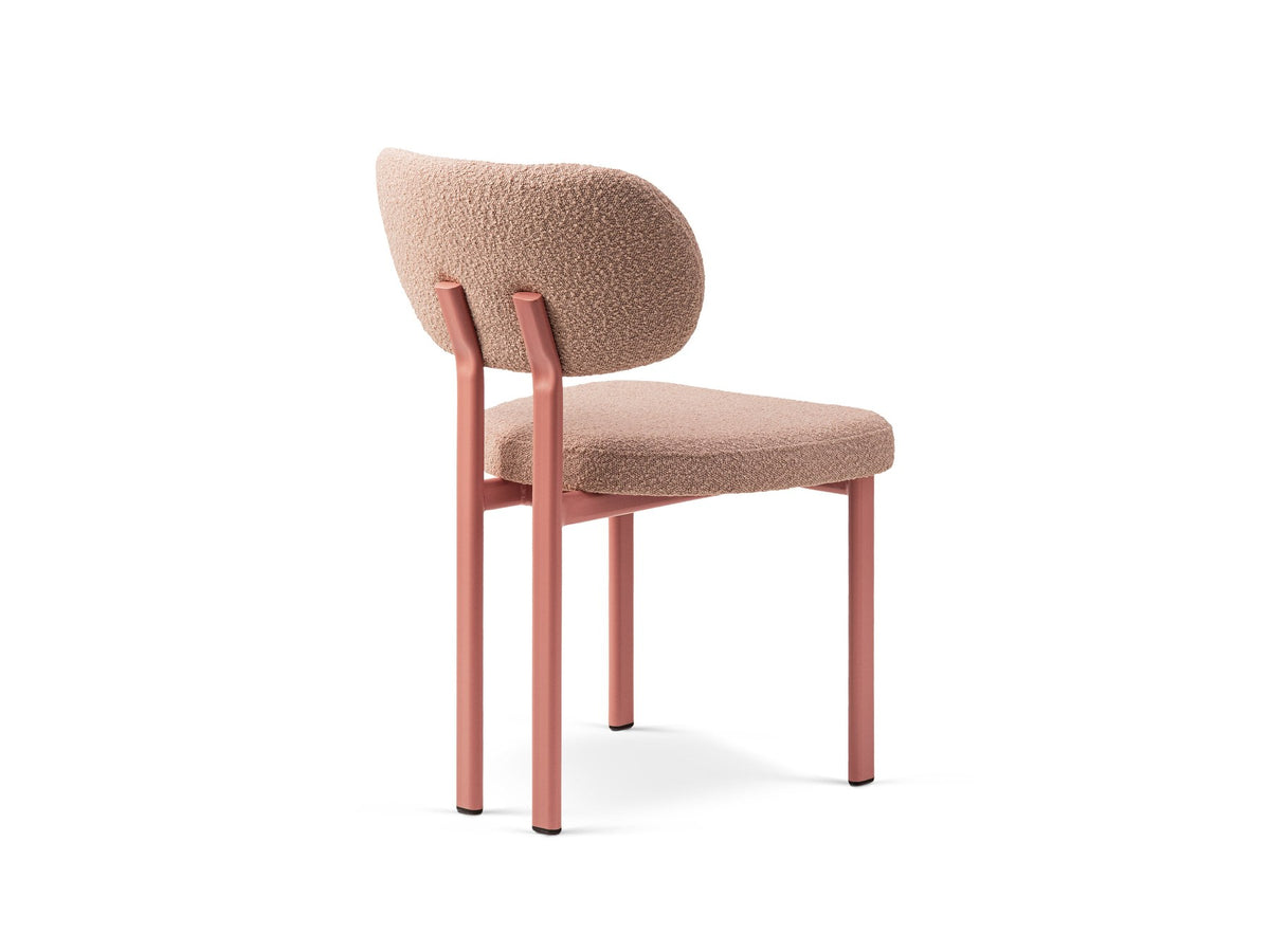 Produktfoto des Sam Samtiger Stuhls von Micadoni in Puderrosa mit Bouclé-Stoff, gepolstertem Sitz und schlanken Stahlbeinen im Flamingo-Design.
