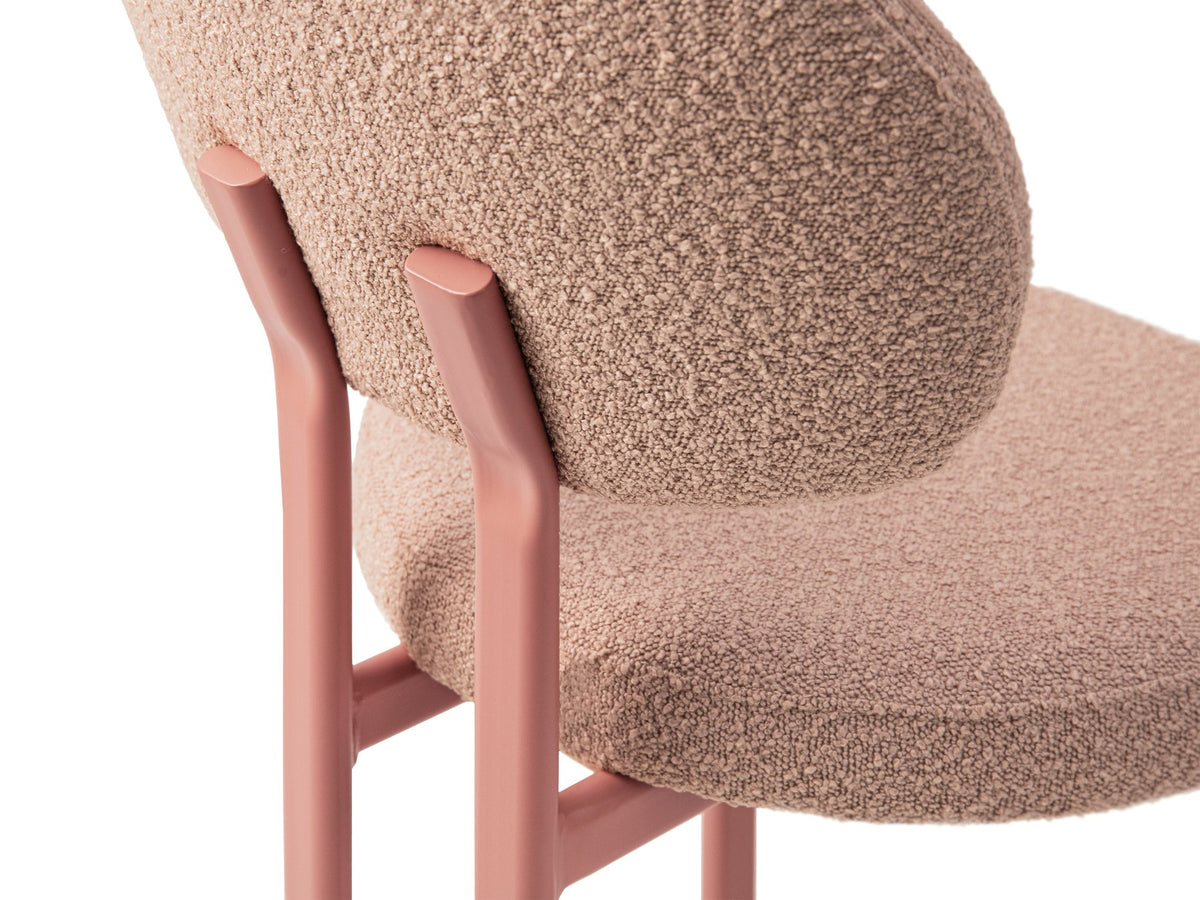 Produktfoto des Sam Samtiger Stuhls von Micadoni in Puderrosa mit Bouclé-Stoff, gepolstertem Sitz und schlanken Stahlbeinen im Flamingo-Design.