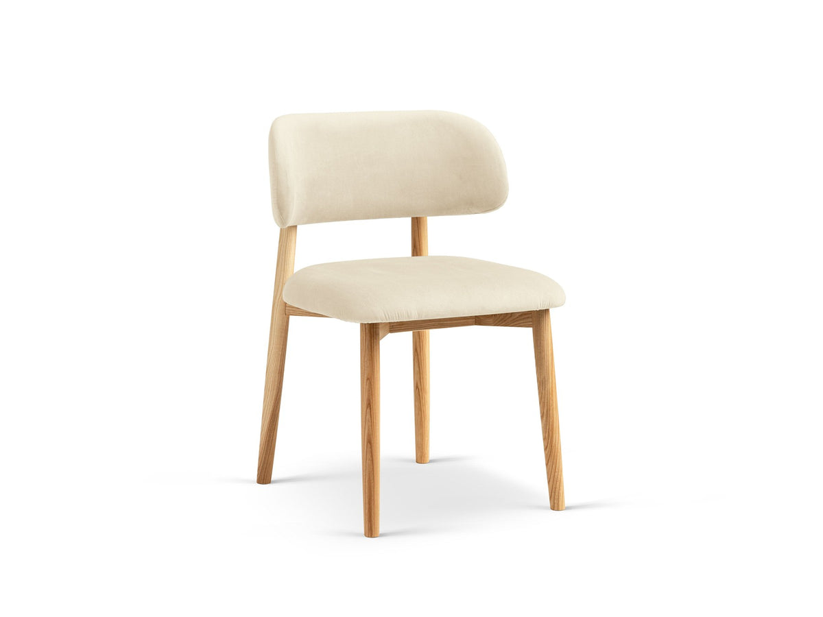 Stuhl Evan von Micadoni in Beige mit strukturiertem Bouclé-Bezug, Sitz- und Rückenpolster sowie Beinen aus natürlichem Buchenholz.