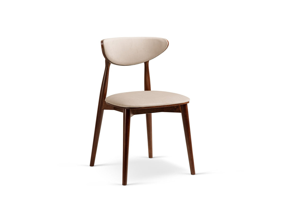 Samtiger Stuhl Rina von Micadoni in Mandel beige mit rundem gepolstertem Rücken und Beinen aus Nussbaumholz, Ansicht von vorne.