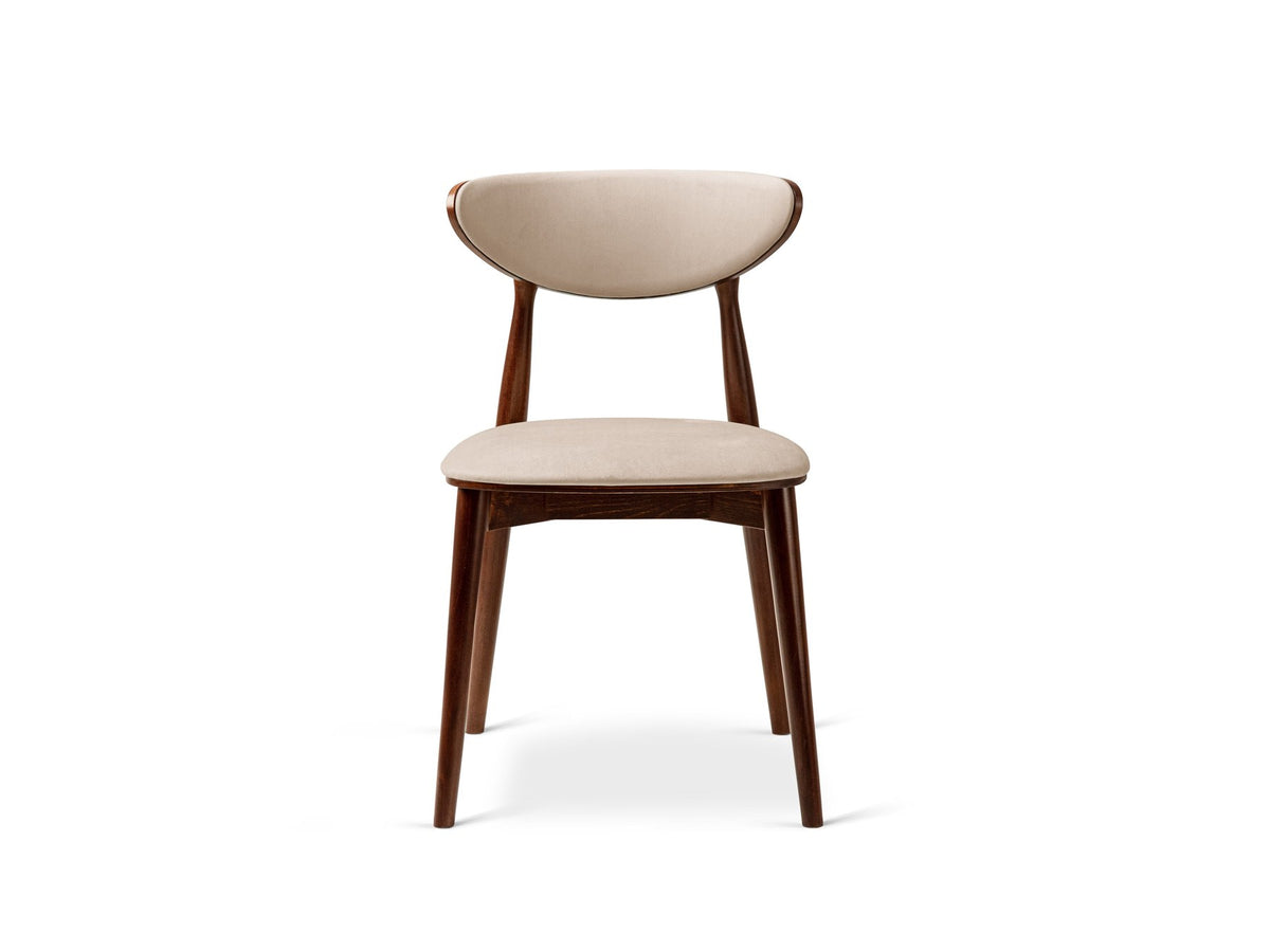 Samtiger Stuhl Rina von Micadoni in Mandel beige mit rundem gepolstertem Rücken und Beinen aus Nussbaumholz, Ansicht von vorne.