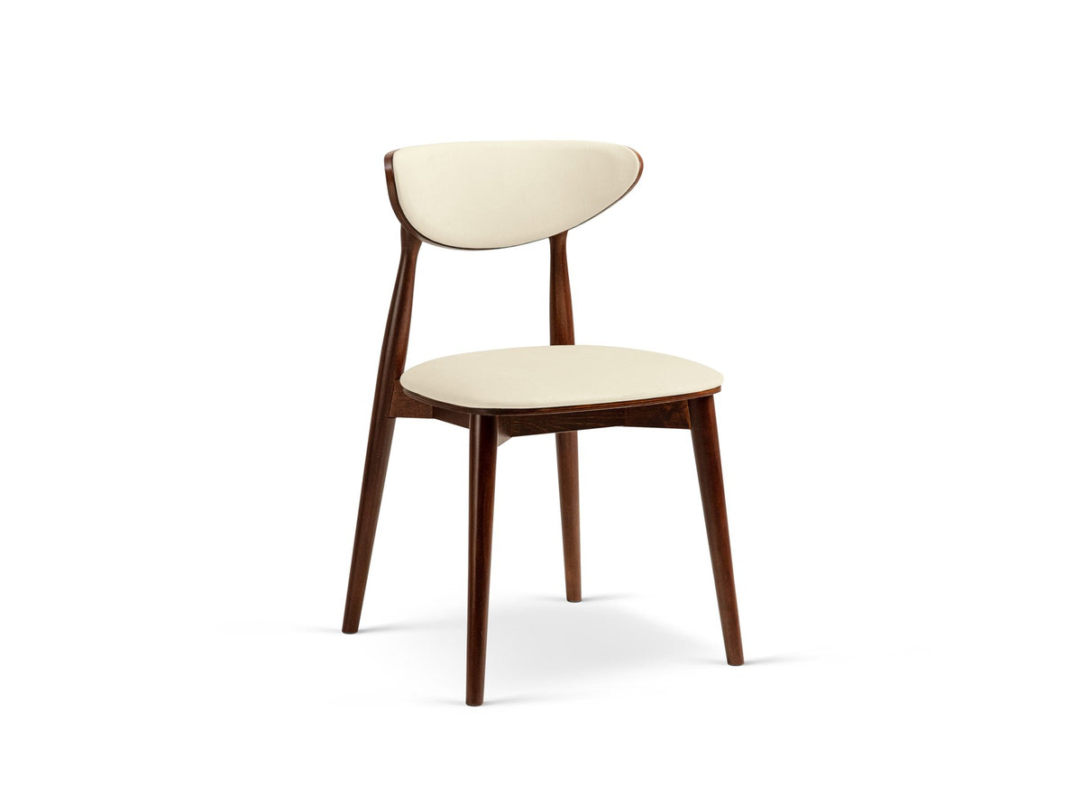Samtiger Stuhl Rina von Micadoni in Mandel beige mit rundem gepolstertem Rücken und Beinen aus Nussbaumholz, Ansicht von vorne.