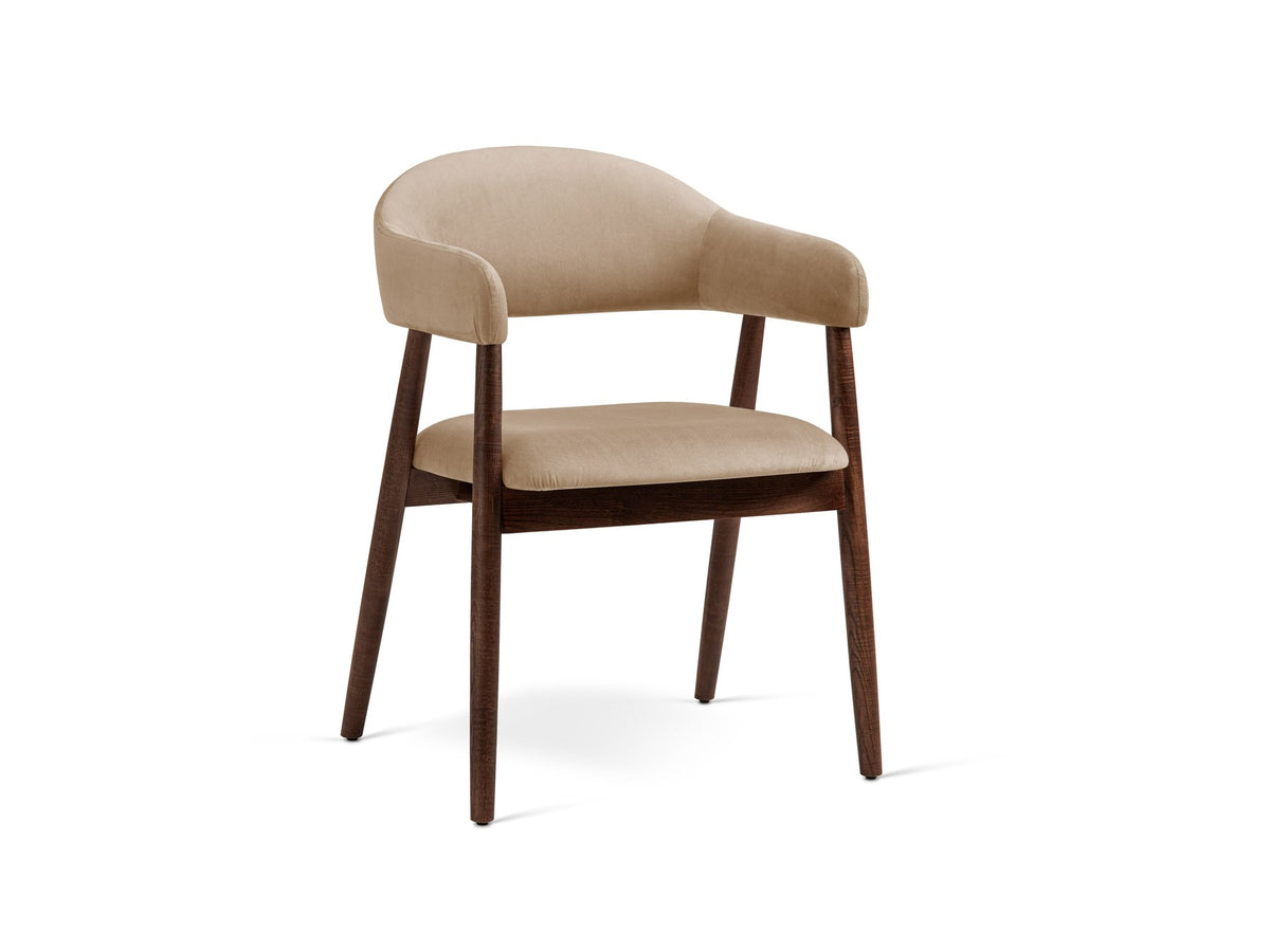 Foto vom Adra Samtstuhl in Mandel beige mit weichem Samtbezug, gepolsterter Sitzfläche und Beinen aus Nussbaum-Holz.