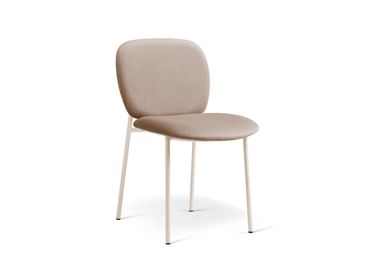 Produktfoto des Caroline Stuhls von Micadoni in Mandel Beige mit Samtstoff-Bezug, gepolsterter Rückenlehne und schlanken Stahlbeinen.