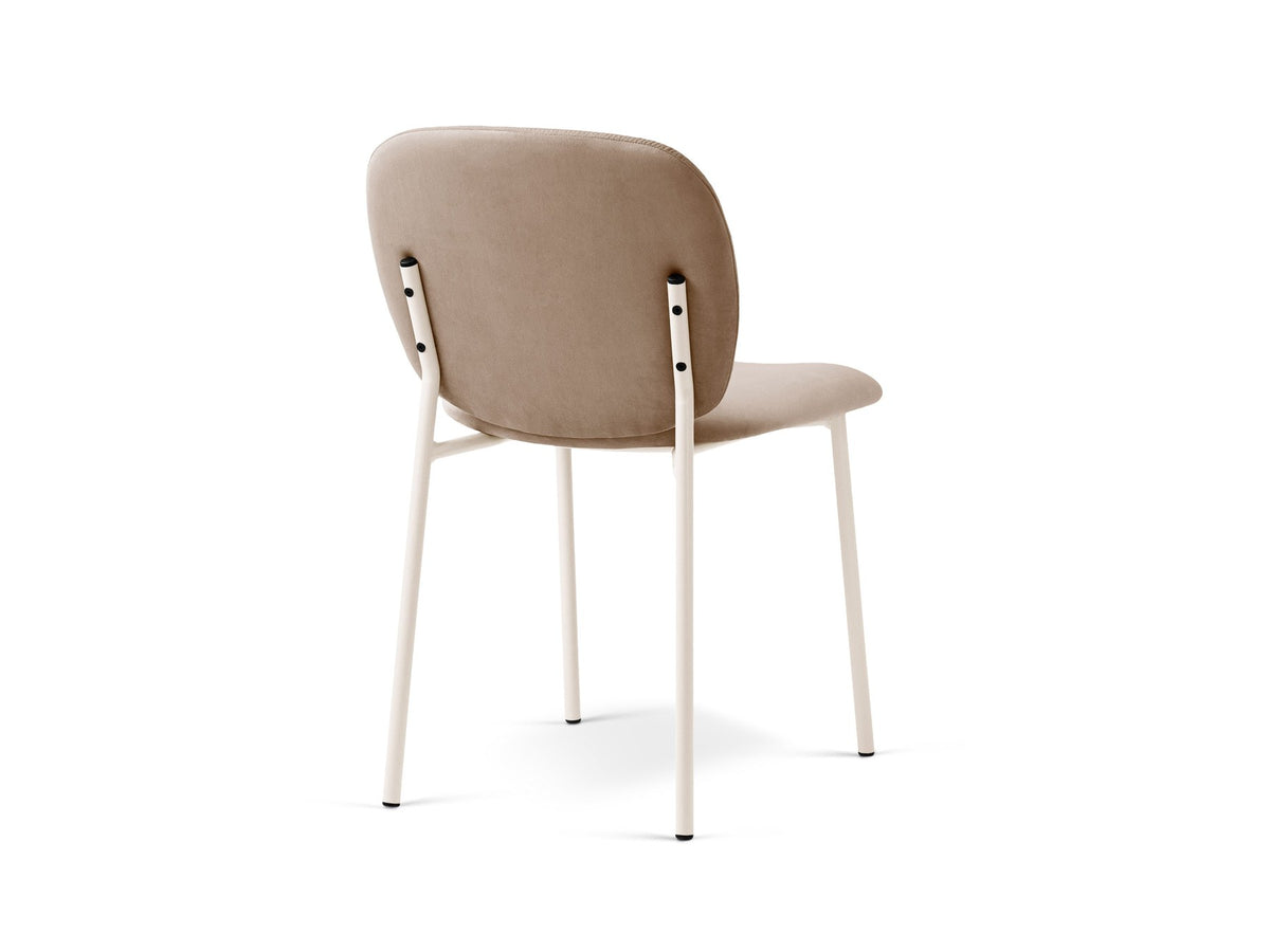 Produktfoto des Caroline Stuhls von Micadoni in Mandel Beige mit Samtstoff-Bezug, gepolsterter Rückenlehne und schlanken Stahlbeinen.