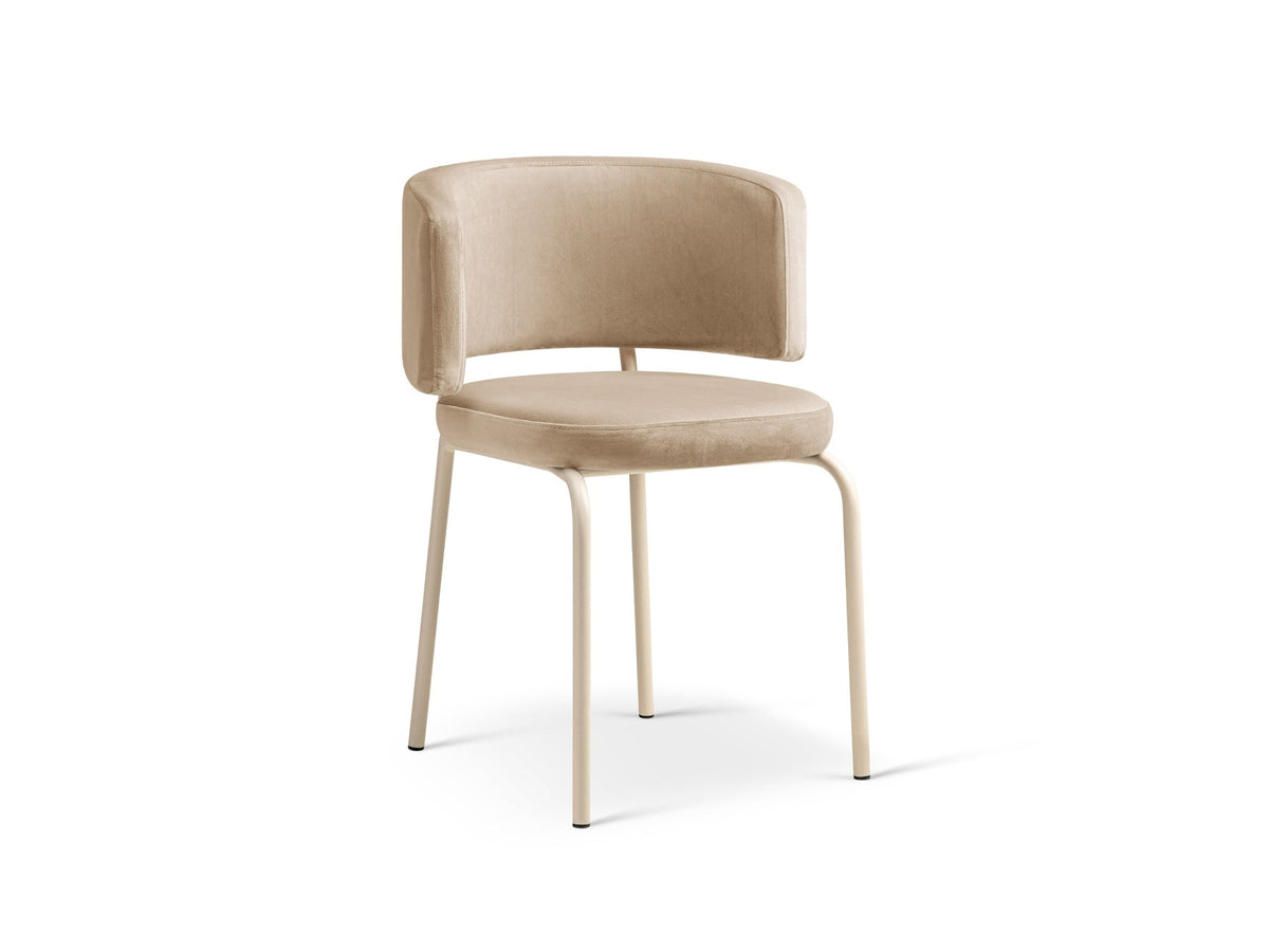 Samtstuhl Dora in Mandel beige mit gepolsterter Rückenlehne, niedriger Rückenlehnenform und Stahlbeinen in Creme, ohne Armlehnen.