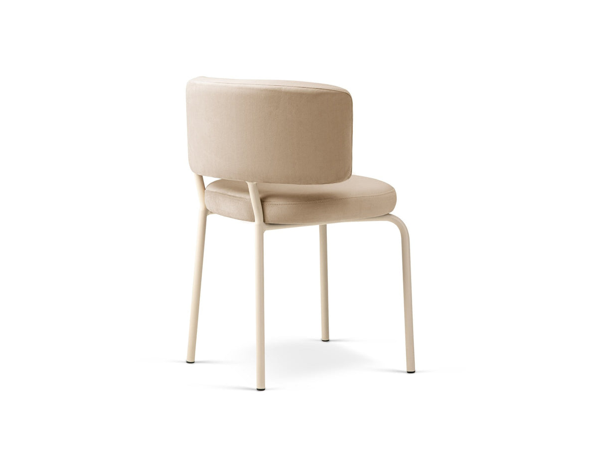 Samtstuhl Dora in Mandel beige mit gepolsterter Rückenlehne, niedriger Rückenlehnenform und Stahlbeinen in Creme, ohne Armlehnen.