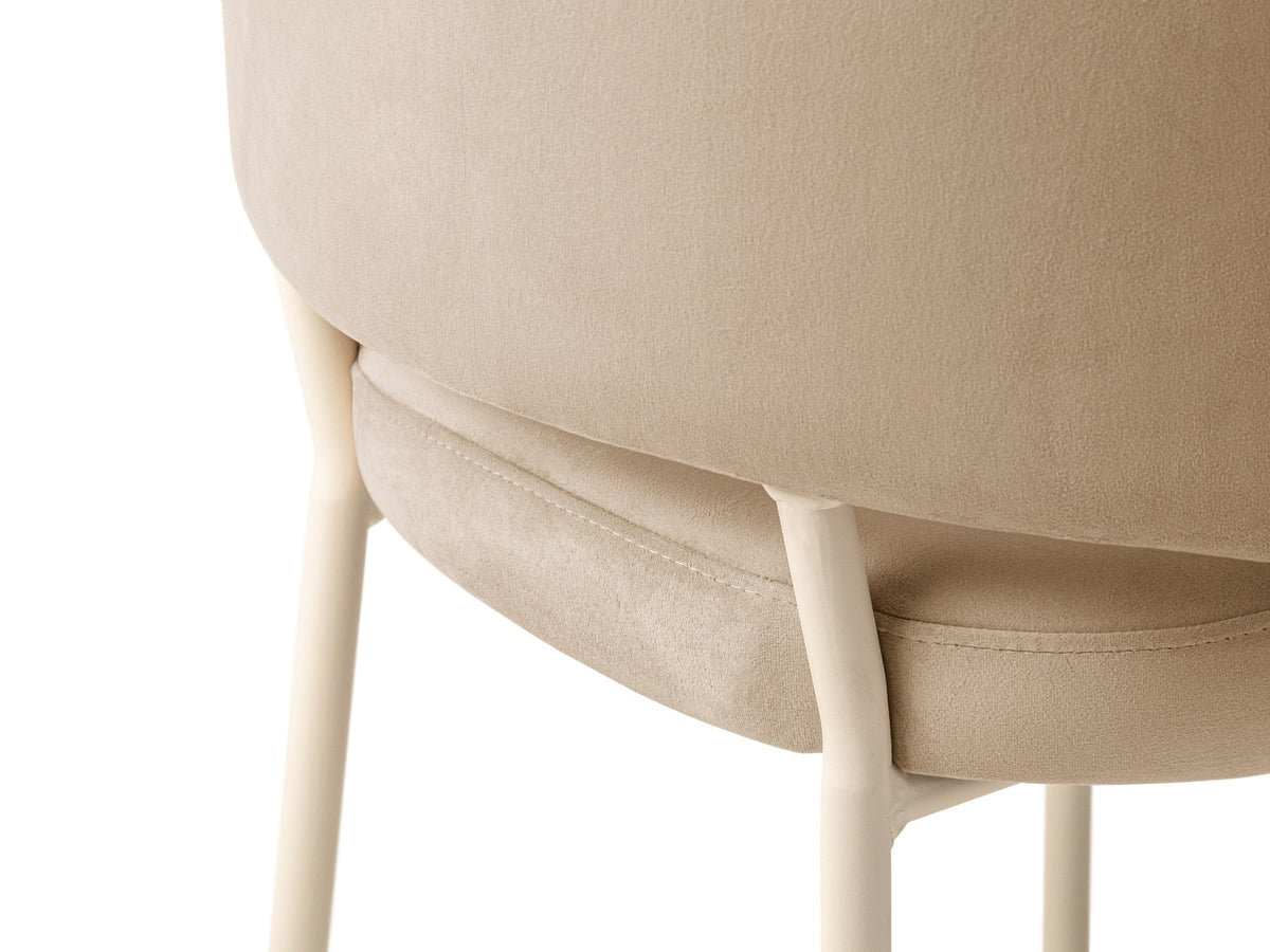 Samtstuhl Dora in Mandel beige mit gepolsterter Rückenlehne, niedriger Rückenlehnenform und Stahlbeinen in Creme, ohne Armlehnen.