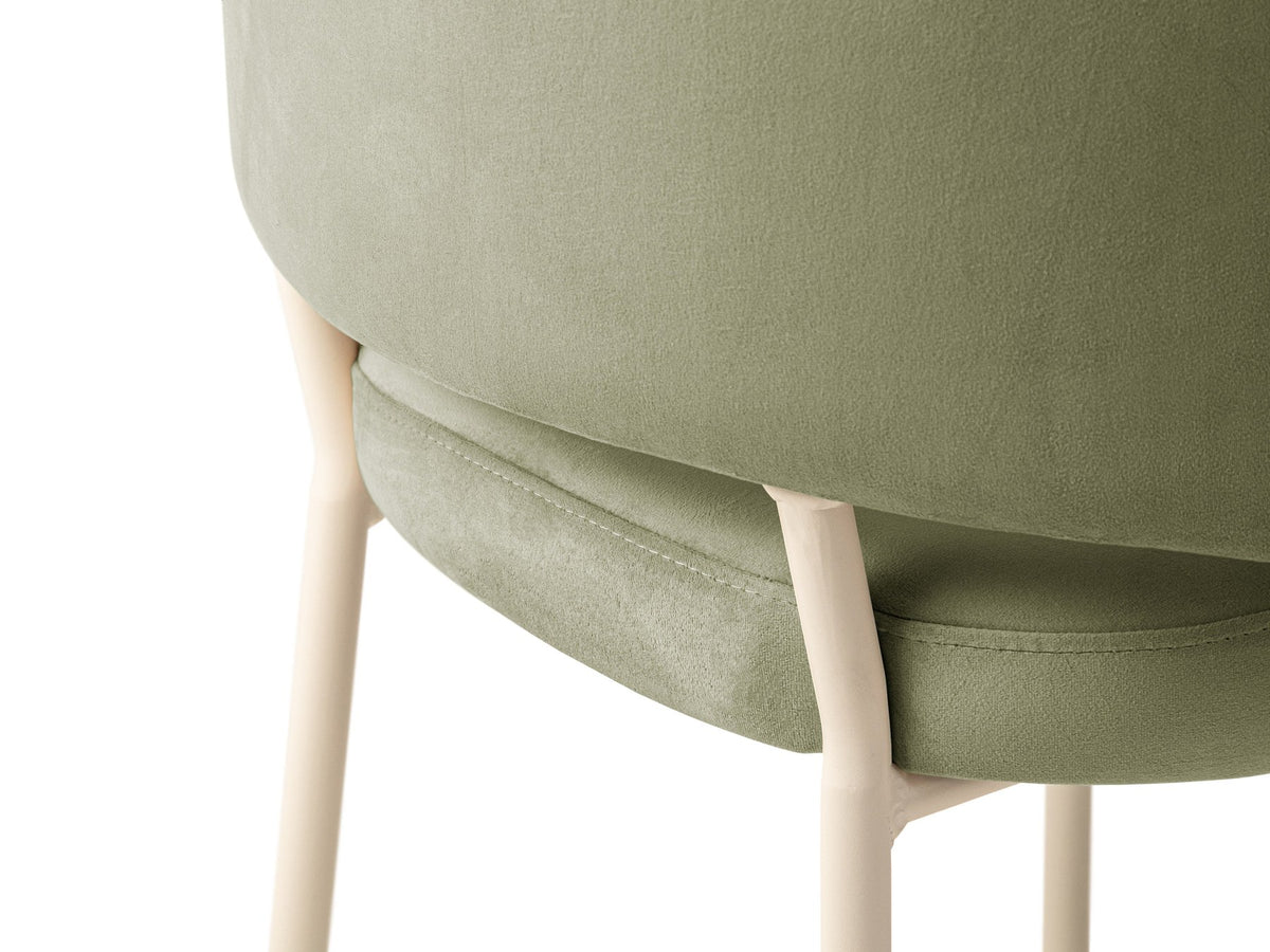 Samtstuhl Dora in Mandel beige mit gepolsterter Rückenlehne, niedriger Rückenlehnenform und Stahlbeinen in Creme, ohne Armlehnen.