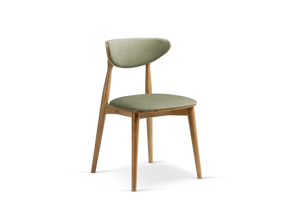Foto des Rina Stuhls von Micadoni mit samtigem Bezug in Mandel Beige, gepolsterter Rückenlehne und Beinen aus amerikanischem Nussbaum.