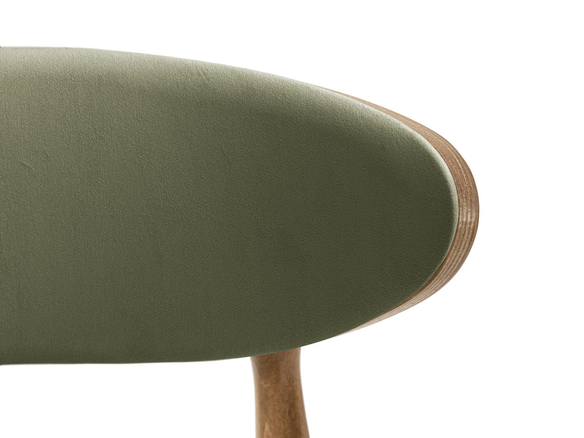 Foto des Rina Stuhls von Micadoni mit samtigem Bezug in Mandel Beige, gepolsterter Rückenlehne und Beinen aus amerikanischem Nussbaum.