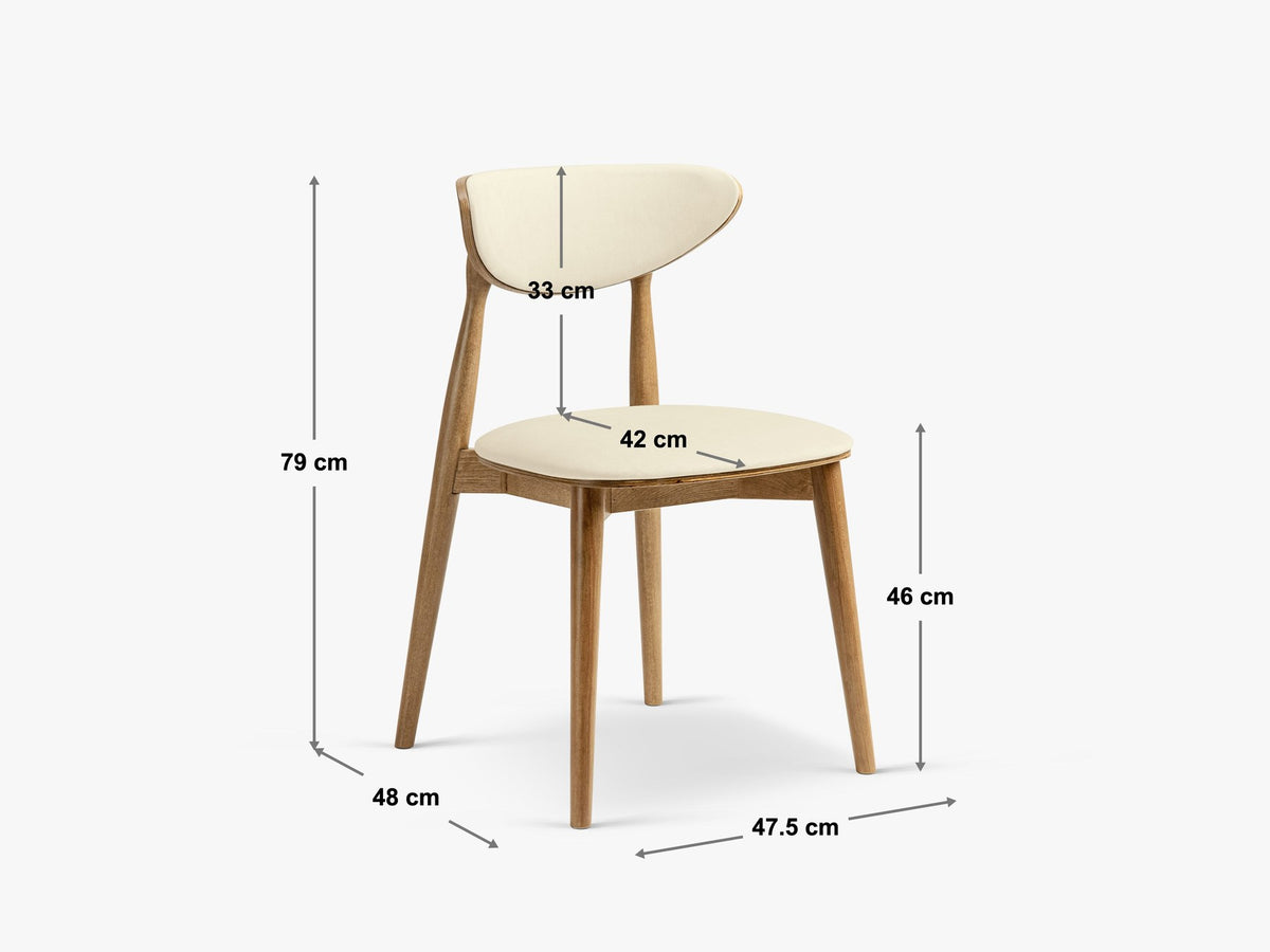 Foto des Rina Stuhls von Micadoni mit samtigem Bezug in Mandel Beige, gepolsterter Rückenlehne und Beinen aus amerikanischem Nussbaum.