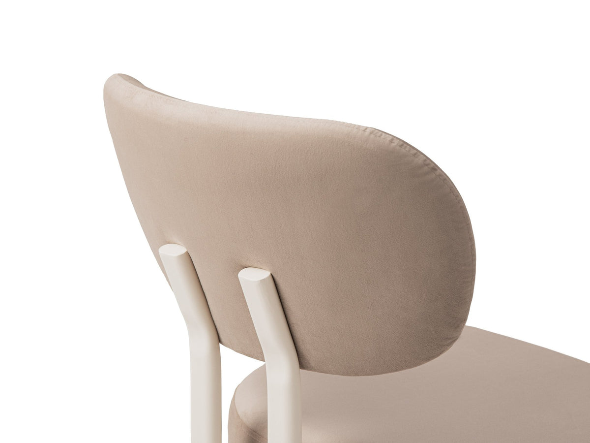 Beiger Bouclé-Stuhl Sam von Micadoni mit Stahlbeinen in Creme, gepolsterter Sitzfläche und Rückenlehne, moderne Formgebung ohne Armlehnen.