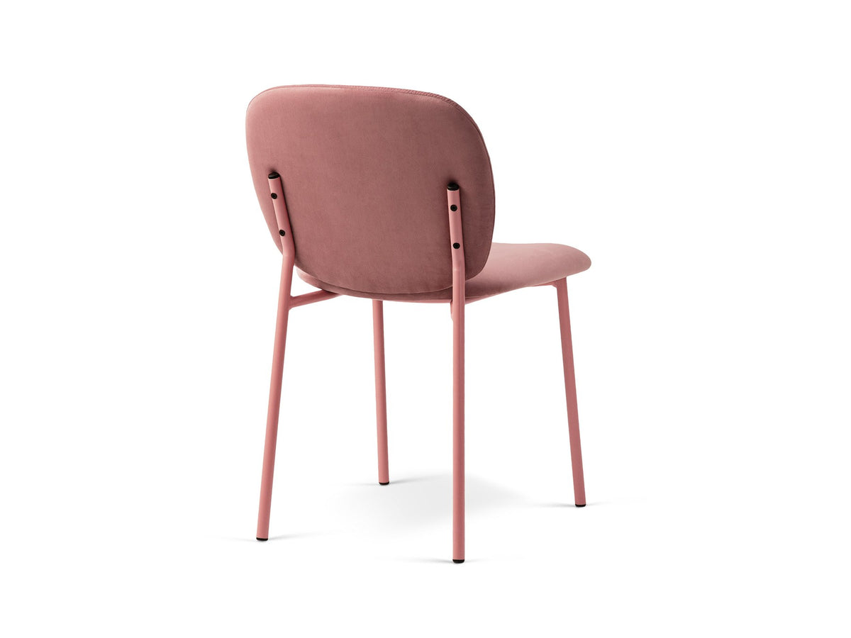 Rosa Samtstuhl Caroline von Micadoni mit schlanken Stahlbeinen im Flamingo-Design, gepolsterter Sitzfläche und hoher Rückenlehne.
