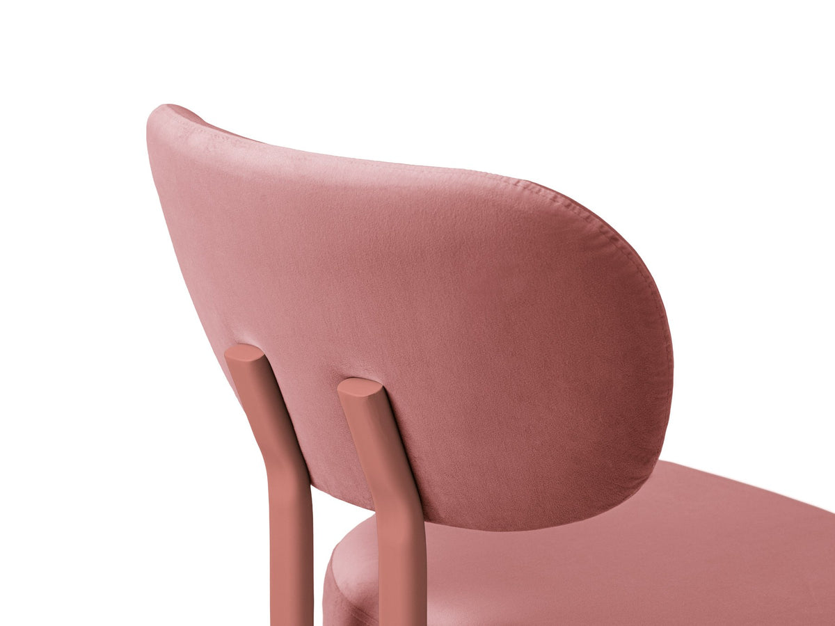 Produktfoto des Sam Samtiger Stuhls von Micadoni in Puderrosa mit Bouclé-Stoff, gepolstertem Sitz und schlanken Stahlbeinen im Flamingo-Design.