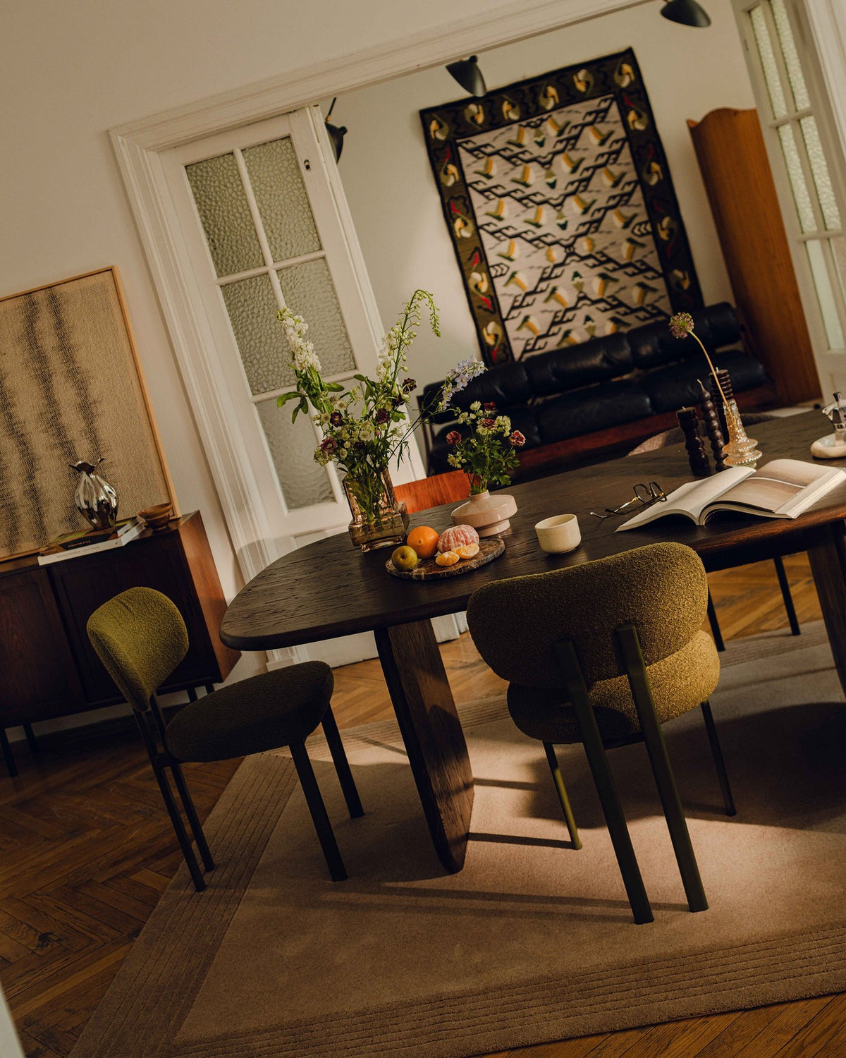 Produktfoto des Sam Samtiger Stuhls von Micadoni in Puderrosa mit Bouclé-Stoff, gepolstertem Sitz und schlanken Stahlbeinen im Flamingo-Design.