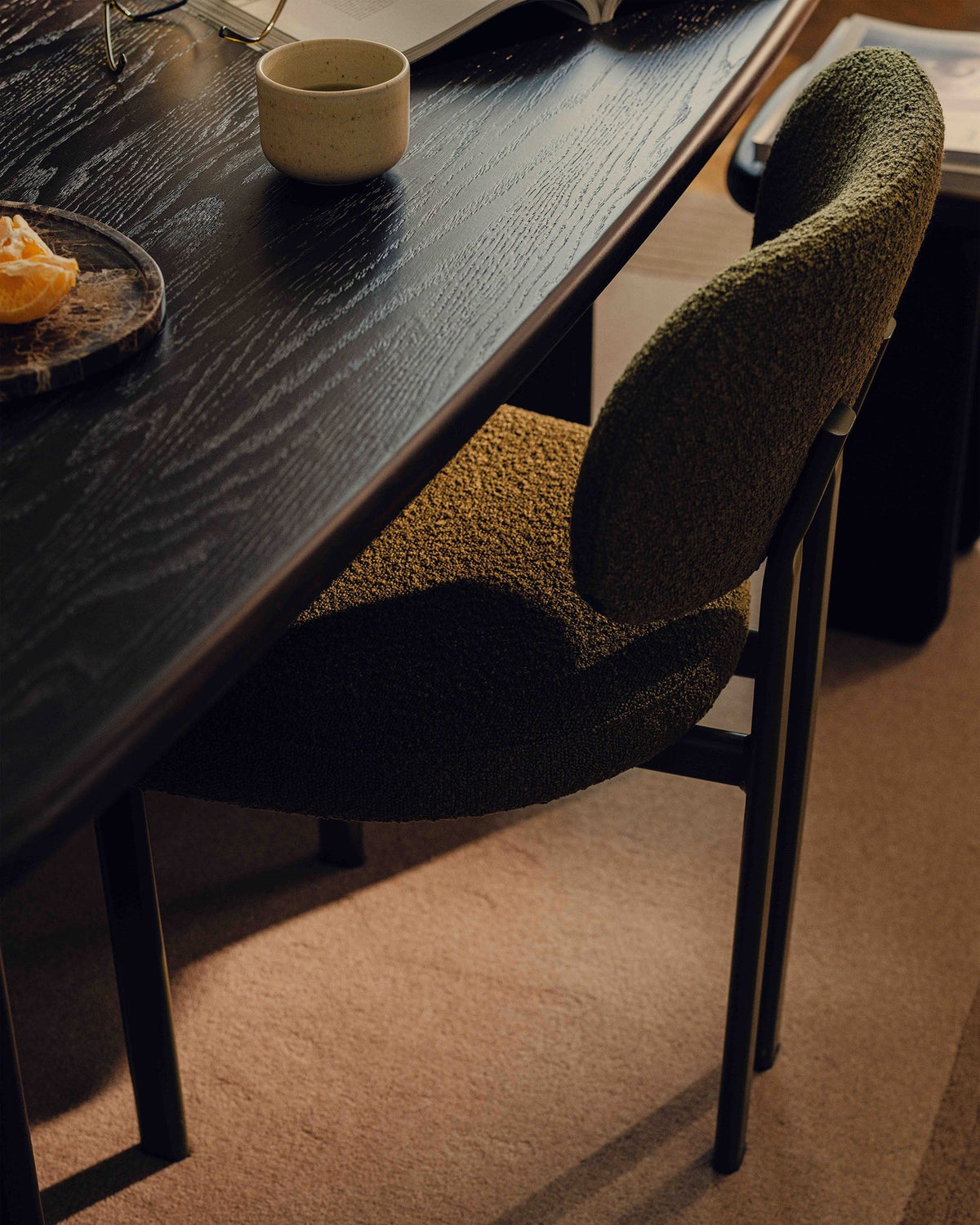 Produktfoto des Sam Samtiger Stuhls von Micadoni in Puderrosa mit Bouclé-Stoff, gepolstertem Sitz und schlanken Stahlbeinen im Flamingo-Design.
