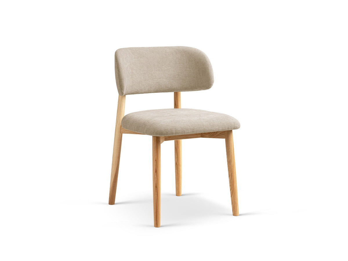 Stuhl Evan von Micadoni in Beige mit strukturiertem Bouclé-Bezug, Sitz- und Rückenpolster sowie Beinen aus natürlichem Buchenholz.