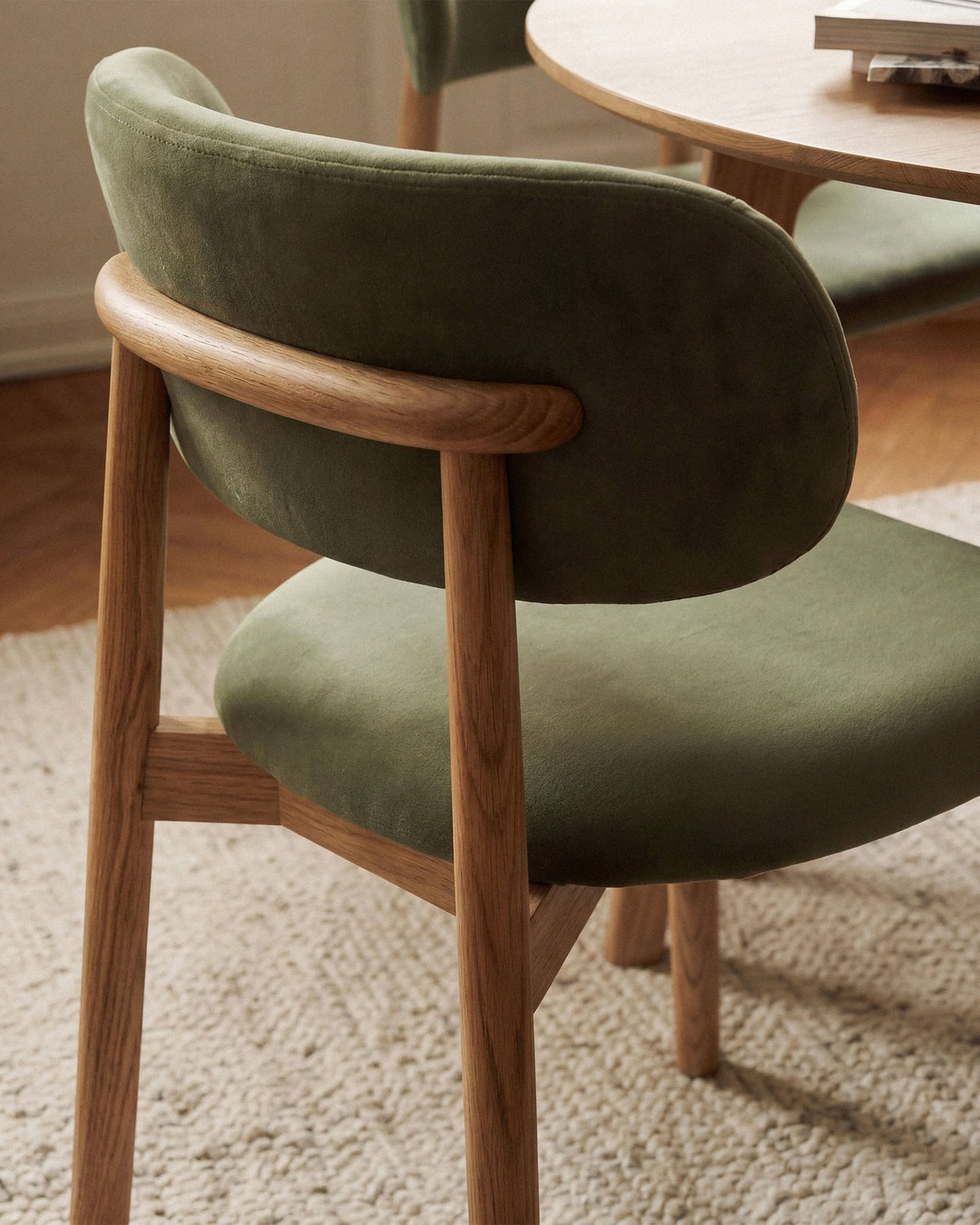 Stuhl Evan von Micadoni in Beige mit strukturiertem Bouclé-Bezug, Sitz- und Rückenpolster sowie Beinen aus natürlichem Buchenholz.