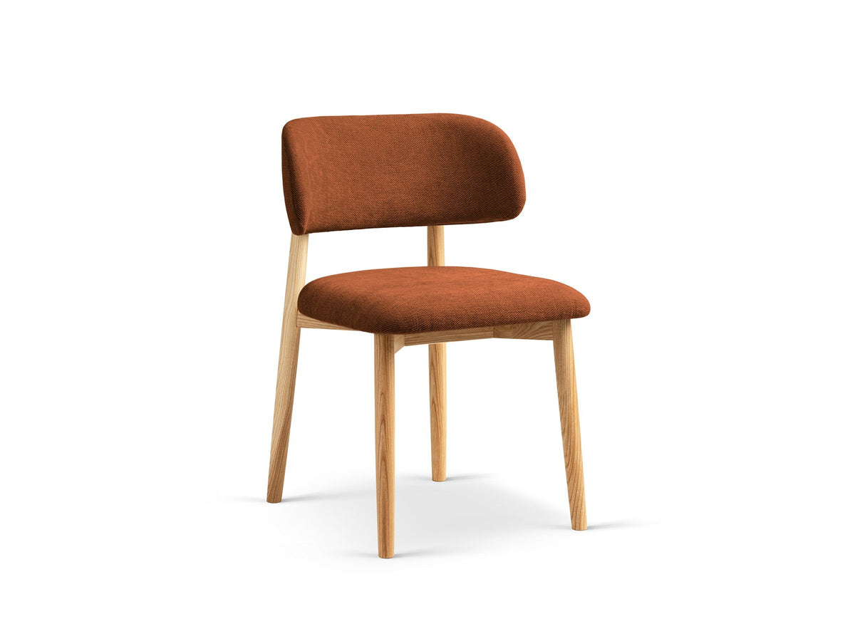 Stuhl Evan von Micadoni in Beige mit strukturiertem Bouclé-Bezug, Sitz- und Rückenpolster sowie Beinen aus natürlichem Buchenholz.