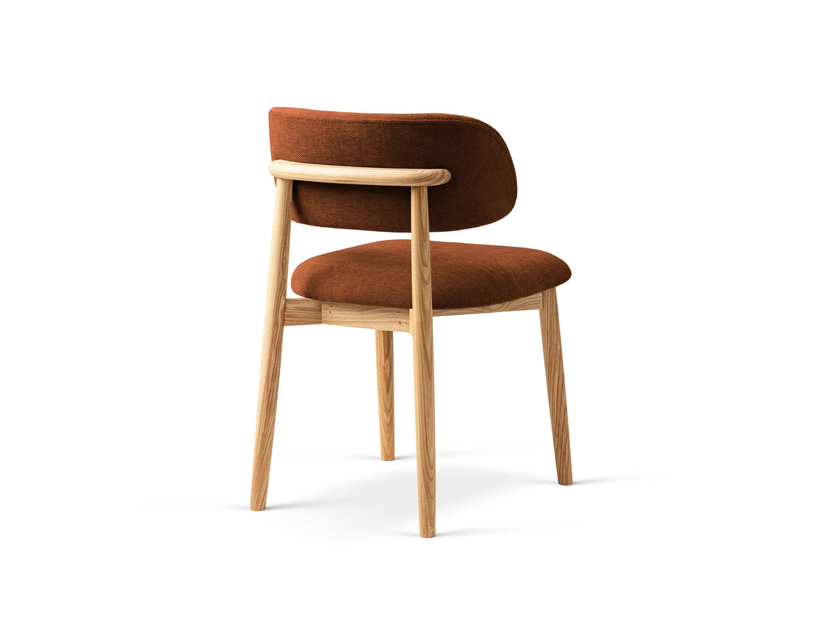 Stuhl Evan von Micadoni in Beige mit strukturiertem Bouclé-Bezug, Sitz- und Rückenpolster sowie Beinen aus natürlichem Buchenholz.