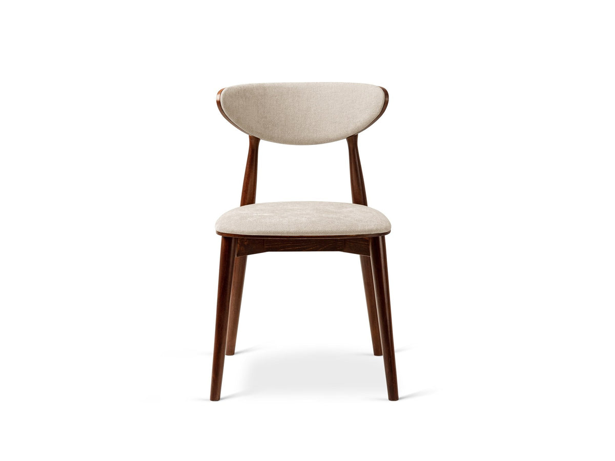 Samtiger Stuhl Rina von Micadoni in Mandel beige mit rundem gepolstertem Rücken und Beinen aus Nussbaumholz, Ansicht von vorne.