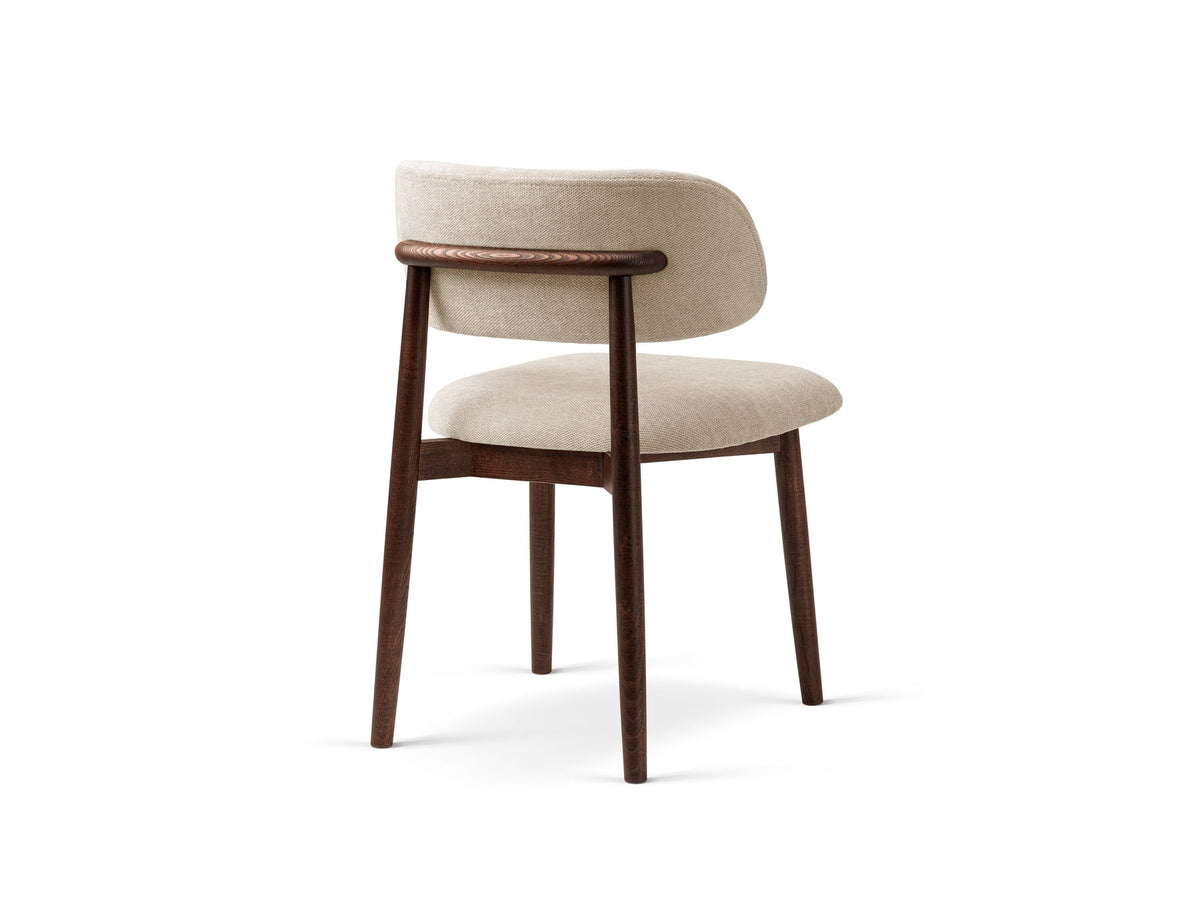 Beige gepolsterter Stuhl mit dick strukturiertem Bouclé-Stoff, gerader Rückenlehne und vier Beinen aus Nussbaumholz, Frontalansicht.