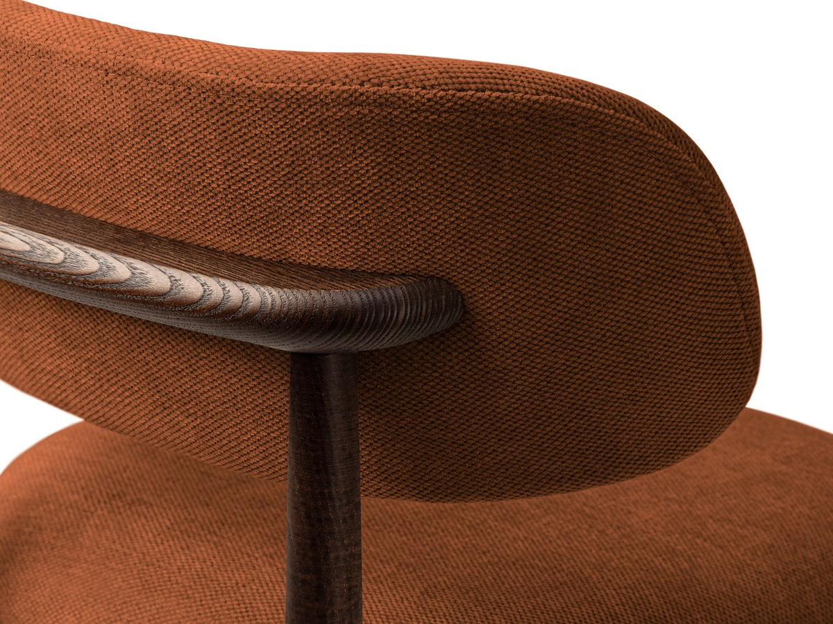 Beige gepolsterter Stuhl mit dick strukturiertem Bouclé-Stoff, gerader Rückenlehne und vier Beinen aus Nussbaumholz, Frontalansicht.