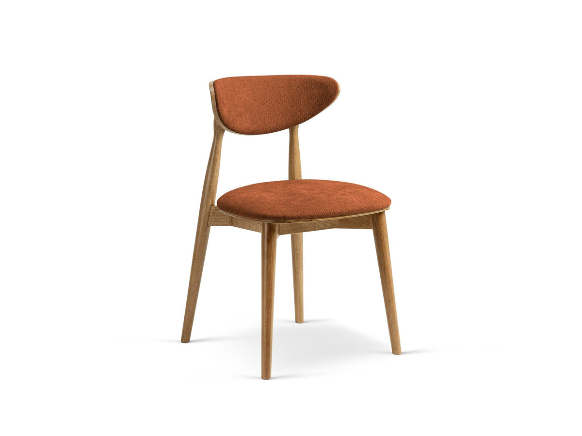 Foto des Rina Stuhls von Micadoni mit samtigem Bezug in Mandel Beige, gepolsterter Rückenlehne und Beinen aus amerikanischem Nussbaum.