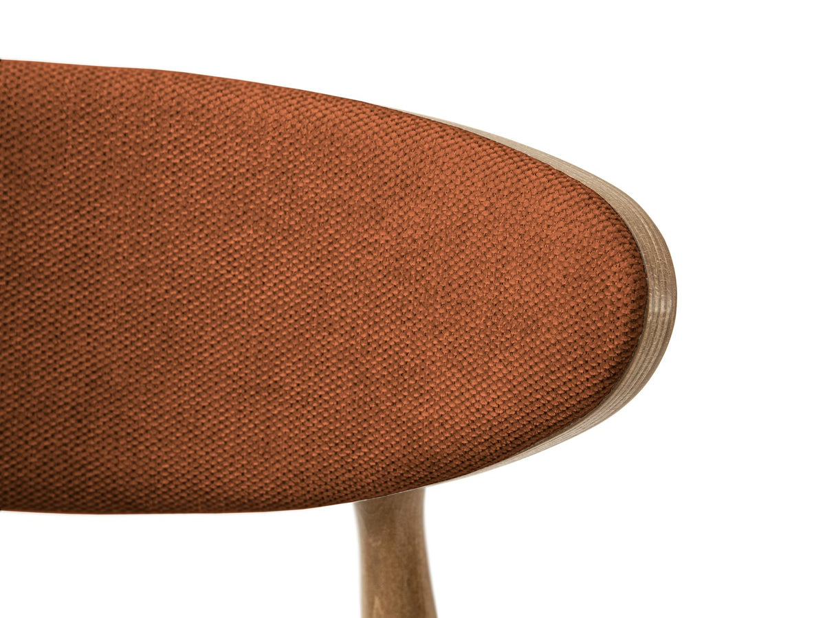 Foto des Rina Stuhls von Micadoni mit samtigem Bezug in Mandel Beige, gepolsterter Rückenlehne und Beinen aus amerikanischem Nussbaum.