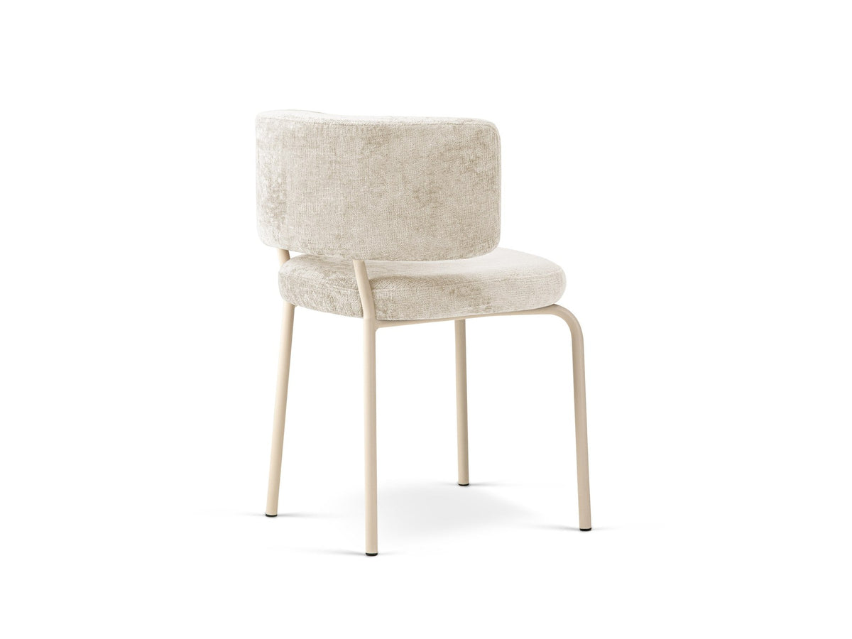 Samtstuhl Dora in Mandel beige mit gepolsterter Rückenlehne, niedriger Rückenlehnenform und Stahlbeinen in Creme, ohne Armlehnen.