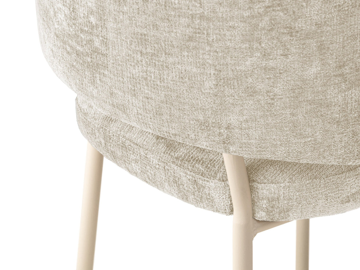 Samtstuhl Dora in Mandel beige mit gepolsterter Rückenlehne, niedriger Rückenlehnenform und Stahlbeinen in Creme, ohne Armlehnen.