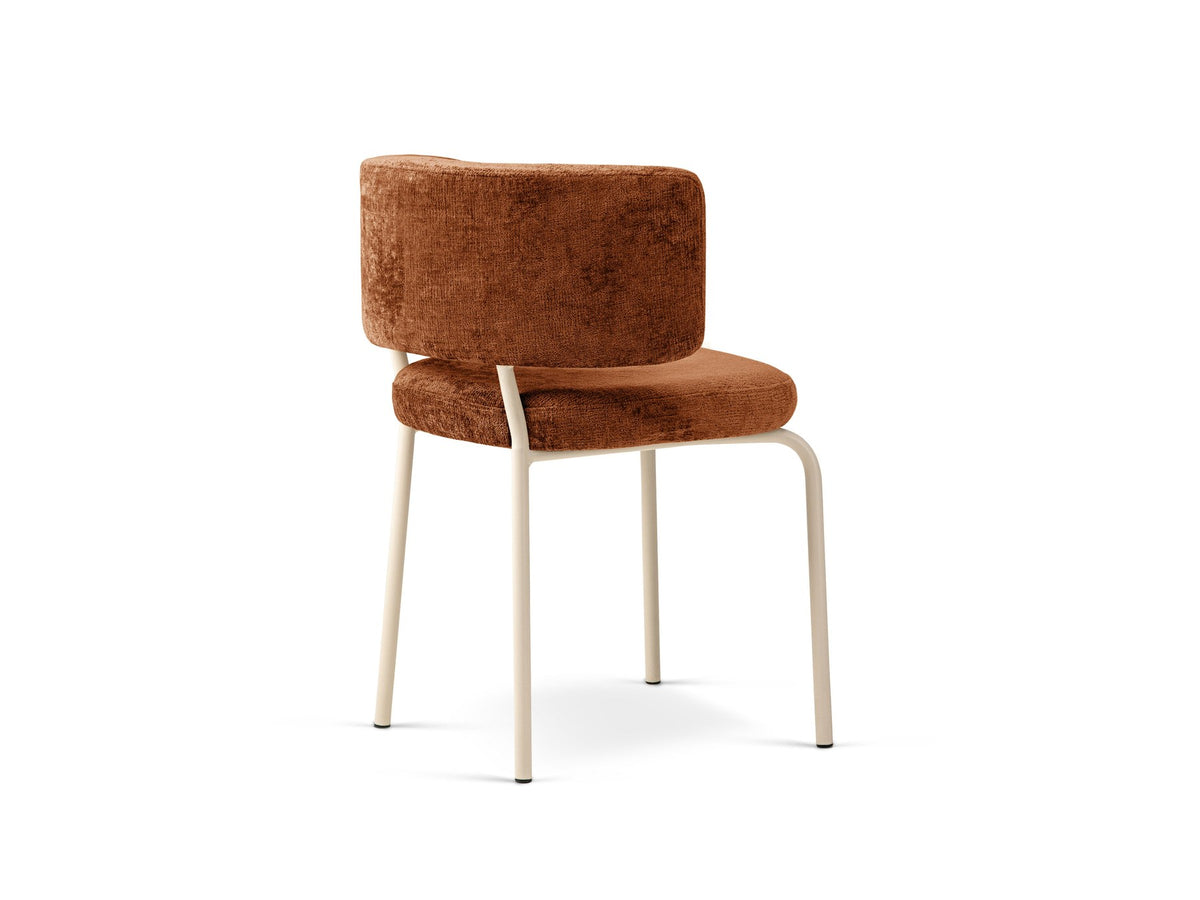 Samtstuhl Dora in Mandel beige mit gepolsterter Rückenlehne, niedriger Rückenlehnenform und Stahlbeinen in Creme, ohne Armlehnen.