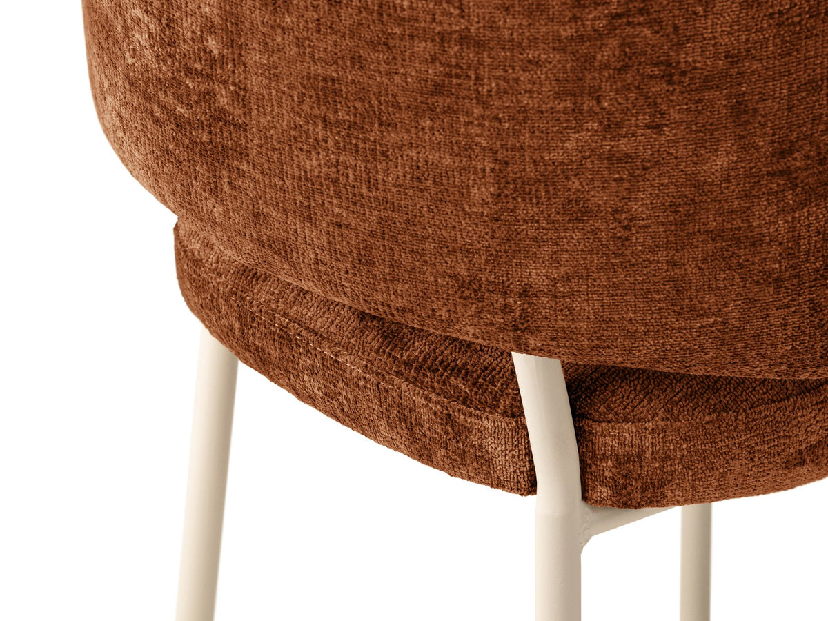 Samtstuhl Dora in Mandel beige mit gepolsterter Rückenlehne, niedriger Rückenlehnenform und Stahlbeinen in Creme, ohne Armlehnen.