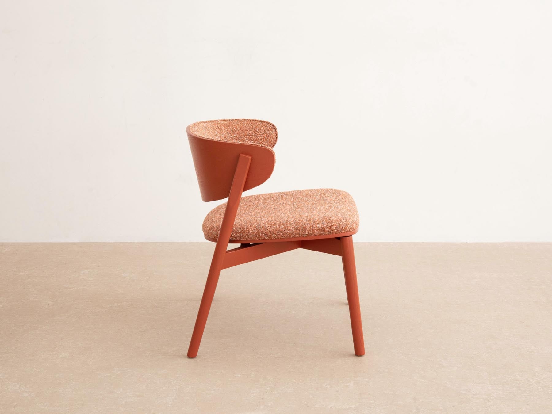 Eleganter Sessel Remoli in leuchtendem Rot von Micadoni, ideal für gemütliche Räume und geschmackvolle Einrichtungselemente.